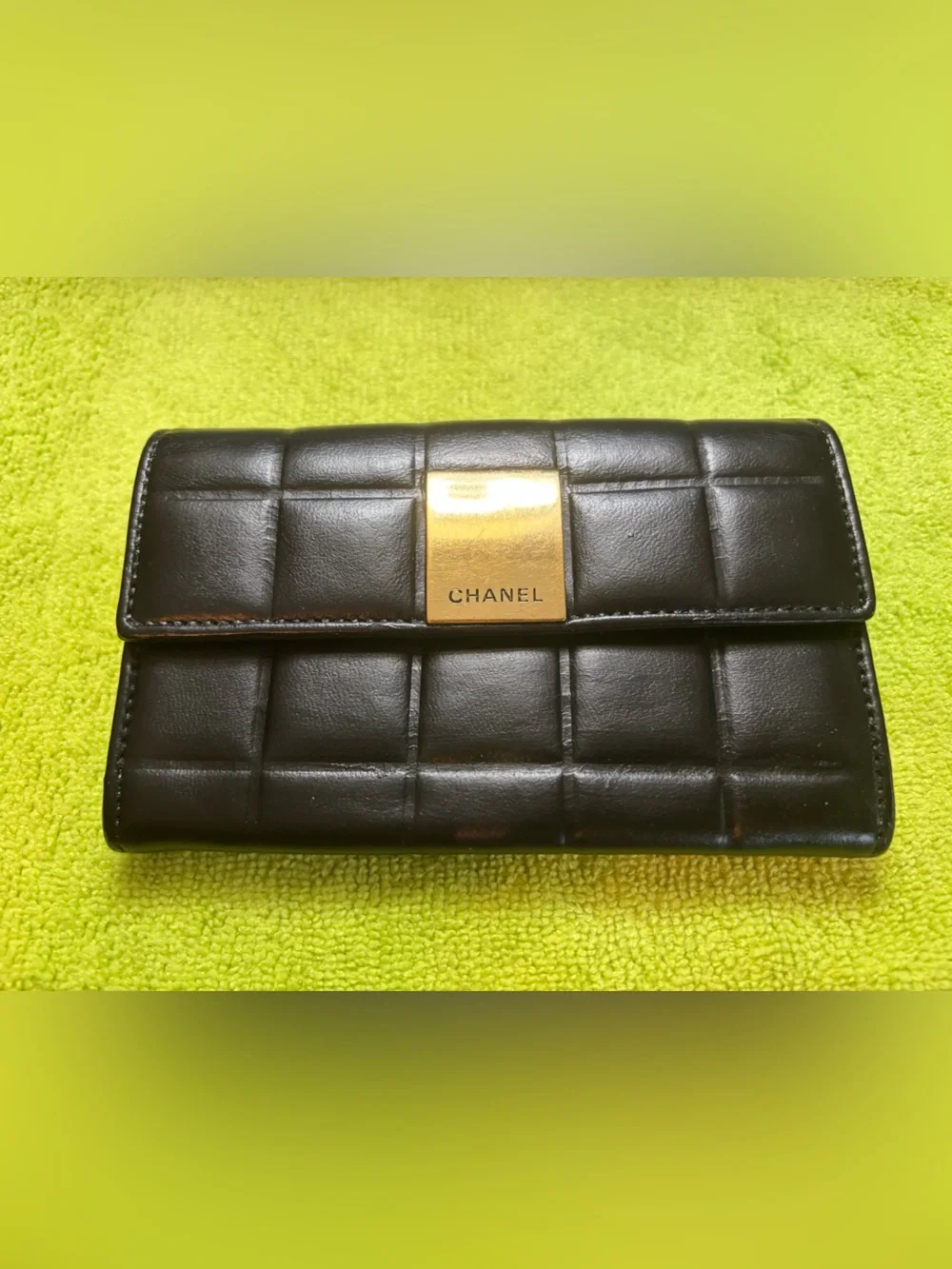 Vintage Chanel Black Lambskin Chocolate Bar Compact Folding Wallet – GUC
